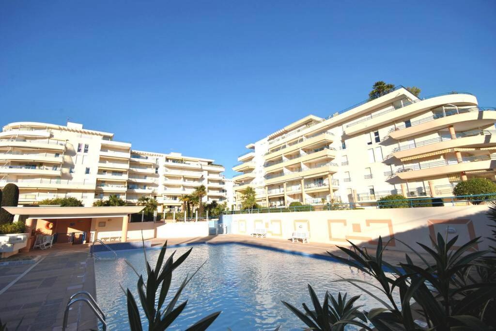T2 Climatise A 5 Minutes A Pied De La Plage Avec Parking, Piscine Et Wifi Frejus Exterior photo